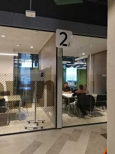 Интерьерная вывеска с обозначением этажа в офисе компании "Петер-Сервис" фото
