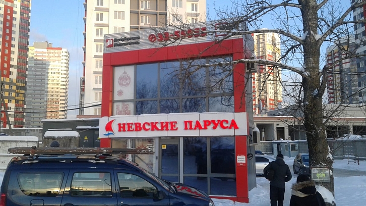 Новогоднее оформление офиса продаж «Невские паруса» 