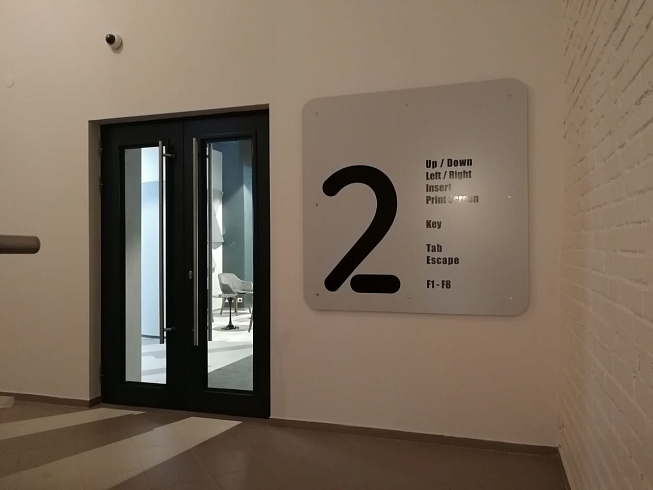 Навигационное табло перед входом на 2 этаж в офисе компании "Петер-Сервис"
