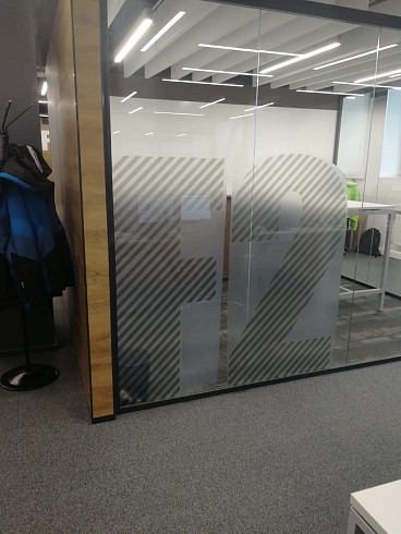 Оклейка стекол декоративной пленкой в офисе "Петер Сервис" фото