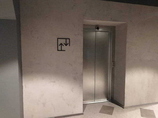 Обозначение лифта в офисе компании "Петер-сервис"