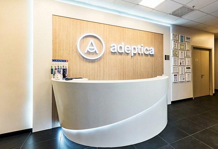 Интерьерное оформление и фасадная вывеска клиники Adeptica